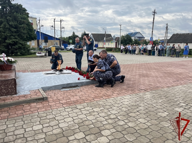 «Память о подвиге жива»: росгвардейцы Нового Оскола отдали дань уважения героям Курской дуги