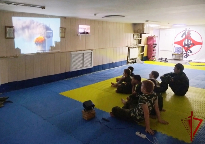 Росгвардеец провёл урок безопасности для старооскольских кадетов