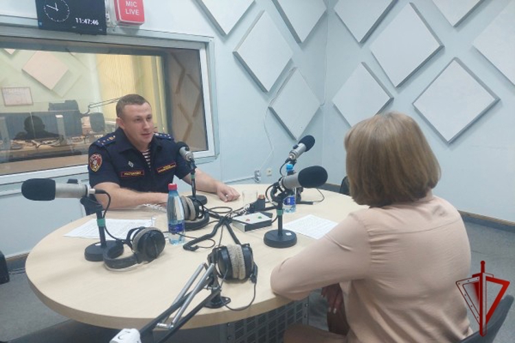 Росгвардеец в эфире радио «Россия-Белгород» рассказал о роли ведомства в обеспечении безопасности образовательных учреждений 