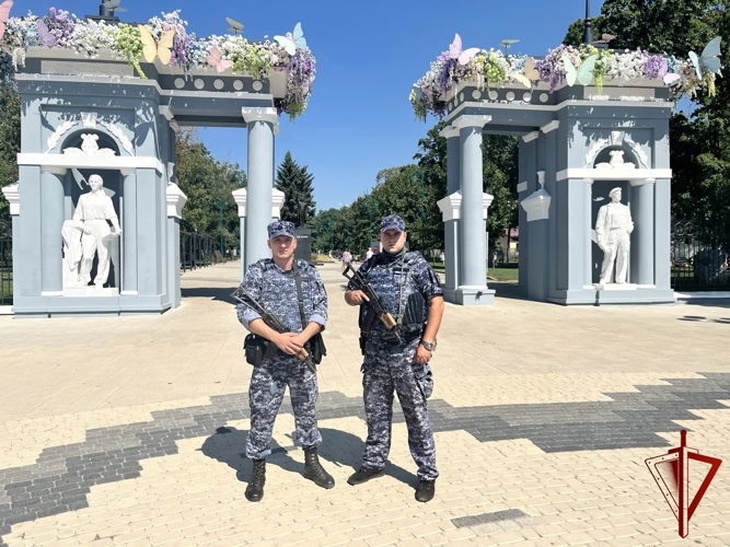 В Белгородской области росгвардейцы обеспечили охрану общественного порядка во время мероприятий, приуроченных ко Дню государственного флага