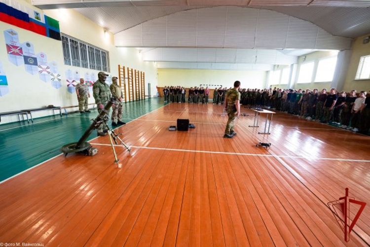 Росгвардейцы провели занятия с участницами военно-исторических сборов «Армата» в Белгородской области