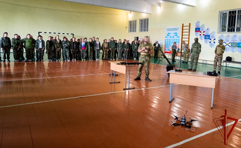 Росгвардейцы провели занятия с участницами военно-исторических сборов «Армата» в Белгородской области