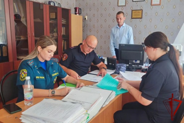 Росгвардейцы проверяют готовность школ к новому учебному году в Губкинском и Новооскольском округах