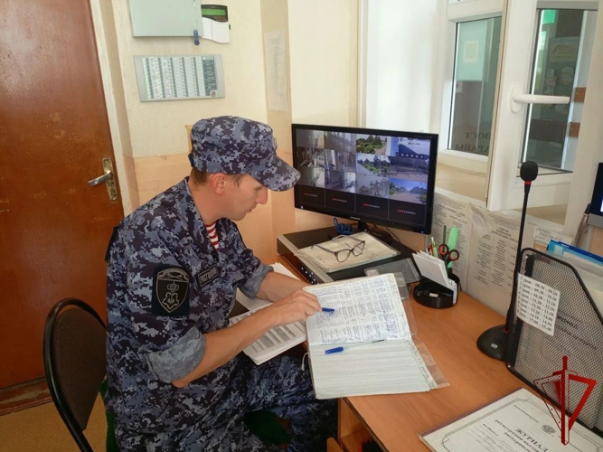 Росгвардейцы проверяют готовность школ к новому учебному году в Губкинском и Новооскольском округах
