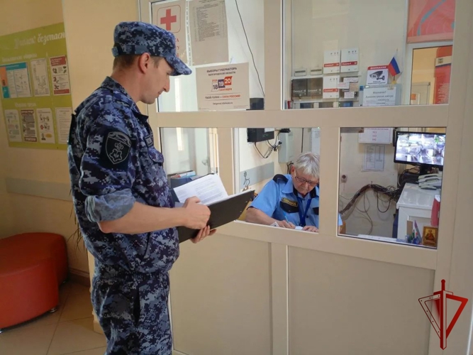Росгвардейцы проверяют готовность школ к новому учебному году в Губкинском и Новооскольском округах