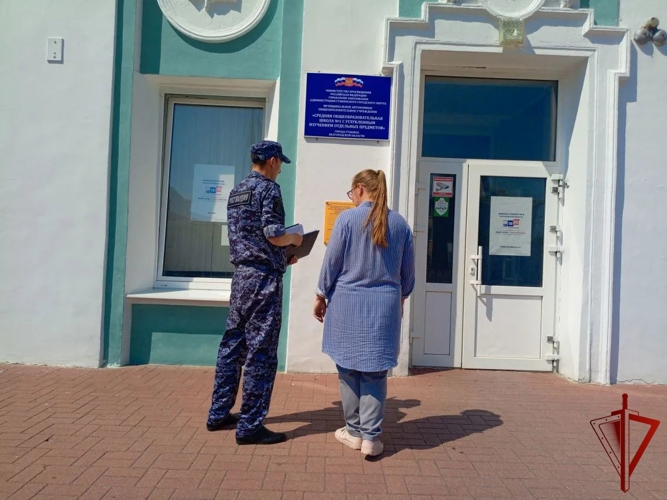 Росгвардейцы проверяют готовность школ к новому учебному году в Губкинском и Новооскольском округах