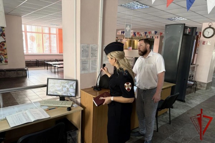 В Старом Осколе сотрудники Росгвардии приняли участие в приемке школ к новому учебному году