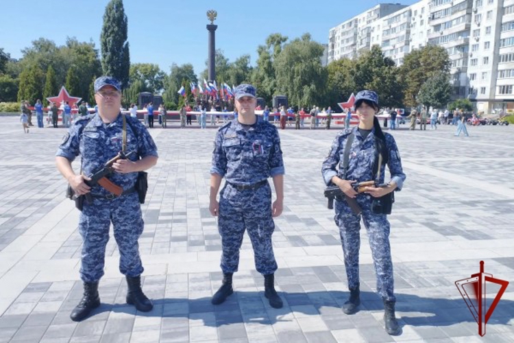 В Белгородской области росгвардейцы обеспечили охрану общественного порядка во время мероприятий, приуроченных ко Дню государственного флага