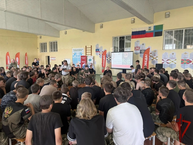 Герой России Вячеслав Воробьёв встретился с белгородской молодёжью в военно-историческом центре «Армата»