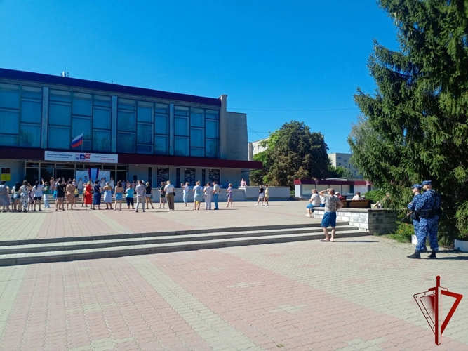 В Белгородской области росгвардейцы обеспечили охрану общественного порядка во время мероприятий, приуроченных ко Дню государственного флага