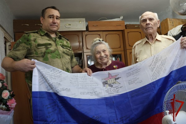 В День государственного флага белгородские росгвардейцы вручили ветерану войск правопорядка триколор с пожеланиями от действующих военнослужащих