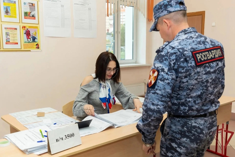 Росгвардейцы принимают участие в Едином дне голосования (видео)
