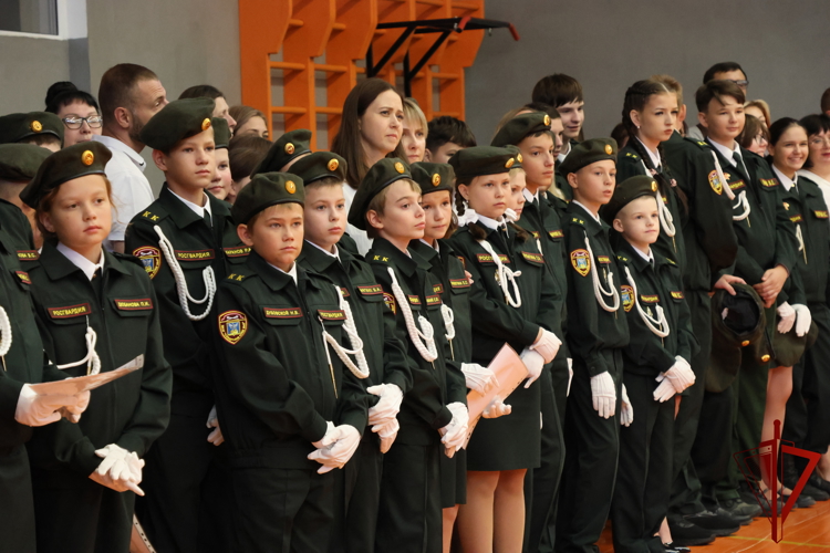 Росгвардейцы поздравили белгородских кадетов подшефных школ с Днём знаний