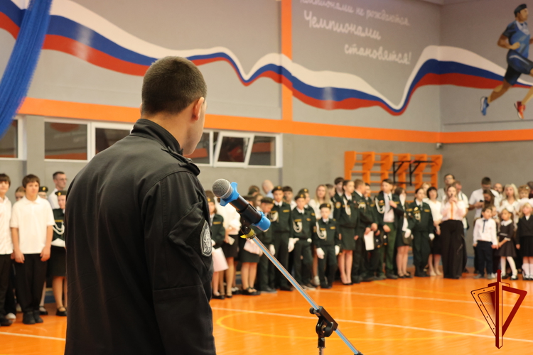 Росгвардейцы поздравили белгородских кадетов подшефных школ с Днём знаний
