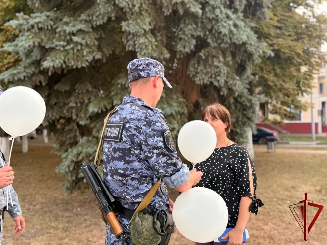 Белгородские росгвардейцы приняли участие в акции «Белые шары: вечная память о Беслане» в Губкине
