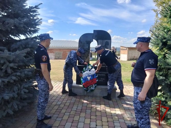 Белгородские росгвардейцы приняли участие в акции «Белые шары: вечная память о Беслане» в Губкине