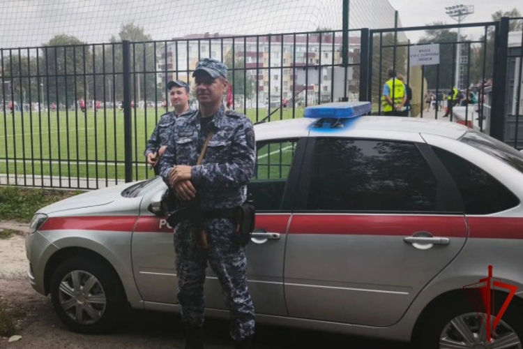 Росгвардия обеспечила безопасность футбольного матча "Салют Белгород" - "Волна» (Ковернино) в Старом Осколе