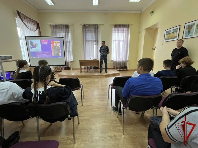 В Борисовке росгвардейцы провели патриотическое занятие для школьников в рамках акции «Вместе против террора»  