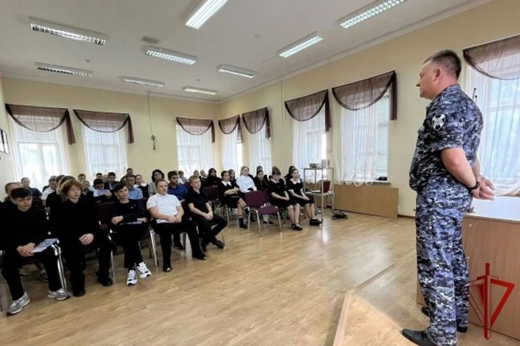 В Борисовке росгвардейцы провели патриотическое занятие для школьников в рамках акции «Вместе против террора»  