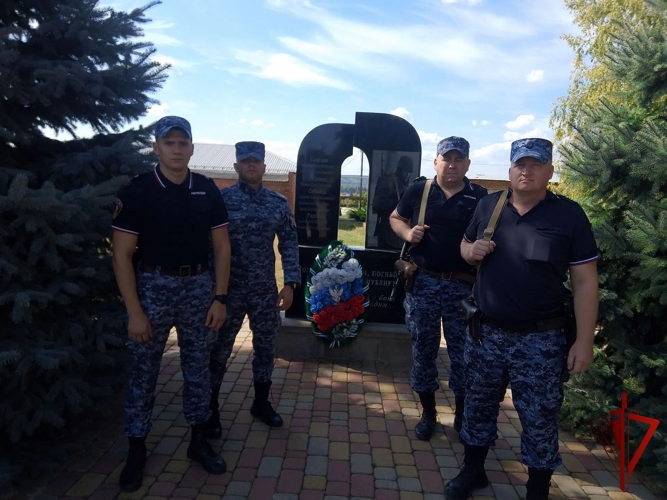 Белгородские росгвардейцы приняли участие в акции «Белые шары: вечная память о Беслане» в Губкине