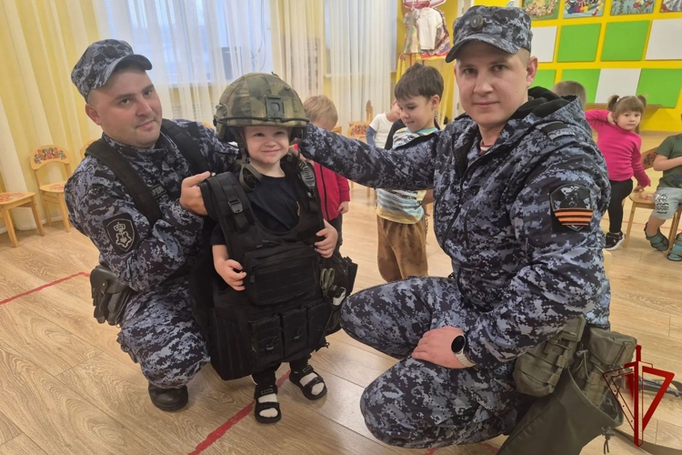 В рамках акции «Дни с Росгвардией» росгвардейцы навестили воспитанников детского сада «Ягодка» в Борисовке