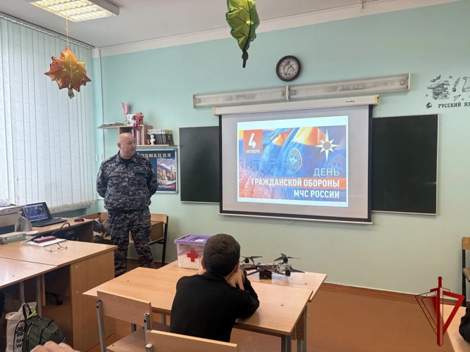Росгвардеец провёл урок безопасности для борисовских школьников