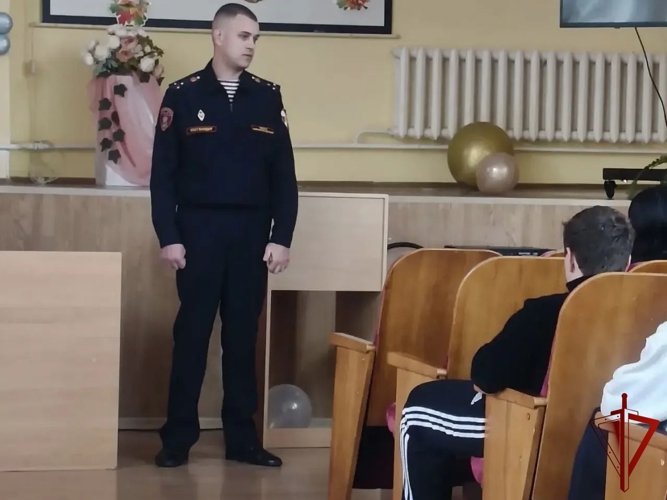 В рамках акции «Каникулы с Росгвардией» сотрудник вневедомственной охраны провел урок безопасности для школьников Прохоровского округа