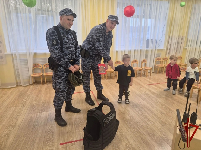 В рамках акции «Дни с Росгвардией» росгвардейцы навестили воспитанников детского сада «Ягодка» в Борисовке
