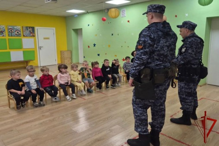 В рамках акции «Дни с Росгвардией» росгвардейцы навестили воспитанников детского сада «Ягодка» в Борисовке