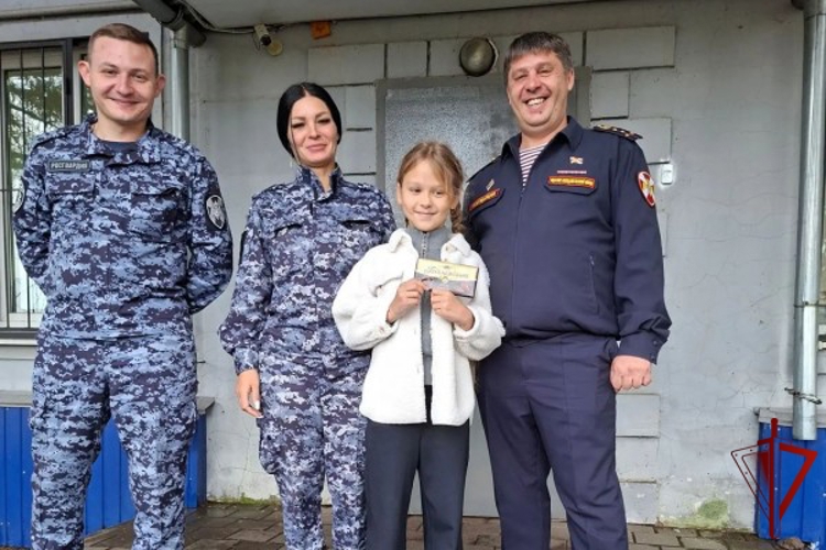 В рамках акции «К папе на работу» росгвардейцы организовали экскурсию для школьников села Быковка