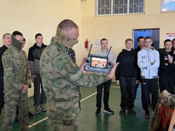 Военнослужащие Росгвардии провели урок безопасности для курсантов Белгородского юридического института 