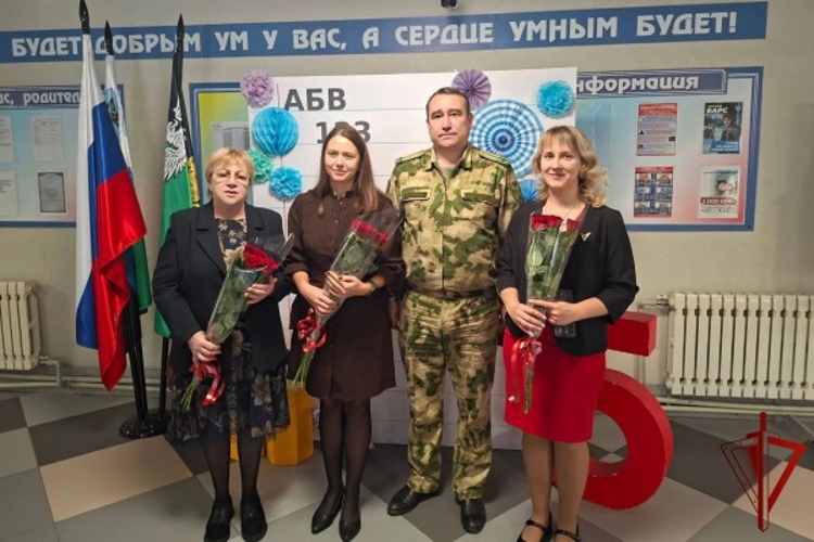 Белгородские росгвардейцы поздравили педагогов с профессиональным праздником