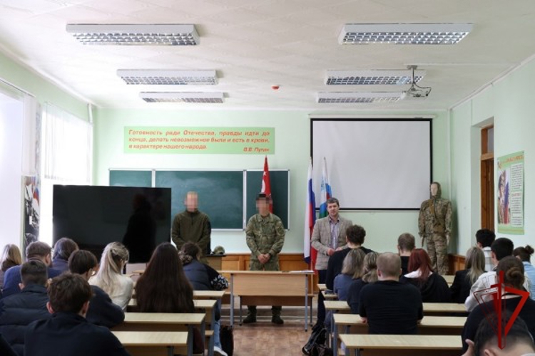 Военнослужащие Росгвардии провели патриотическую встречу со студентами Белгородского университета кооперации, экономики и права