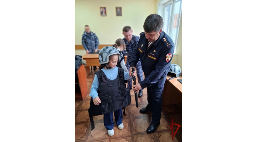 В рамках акции «К папе на работу» росгвардейцы организовали экскурсию для школьников села Быковка
