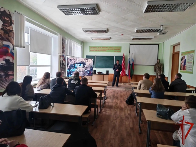 В рамках акции «Вместе безопасно» росгвардейцы знакомят белгородских студентов с работой вневедомственной охраны