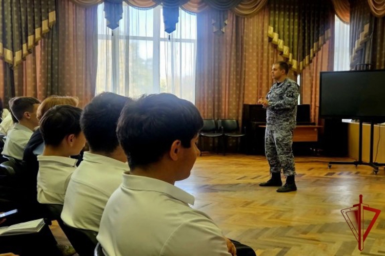 Сотрудник Росгвардии провёл урок мужества в Старом Осколе