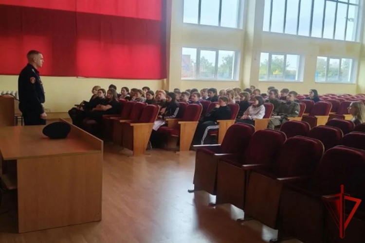 В рамках акции «Каникулы с Росгвардией» сотрудник вневедомственной охраны провел урок безопасности для школьников Прохоровского округа