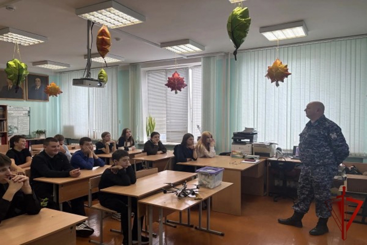 Росгвардеец провёл урок безопасности для борисовских школьников