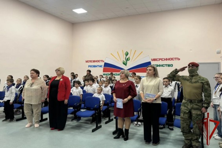 Росгвардейцы приняли участие в посвящении первоклассников села Ездочное в ряды «Орлят России»